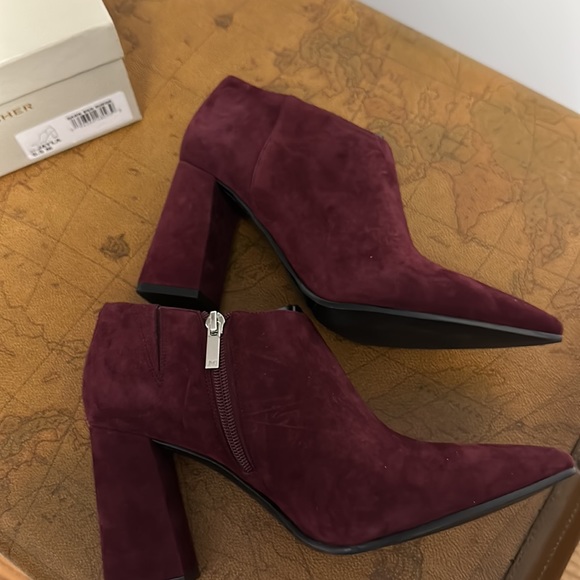EUC MARC FISHER WOMEN SIZE 9.5 genuine burgundy suede bootie with zipper - Picture 5 of 11